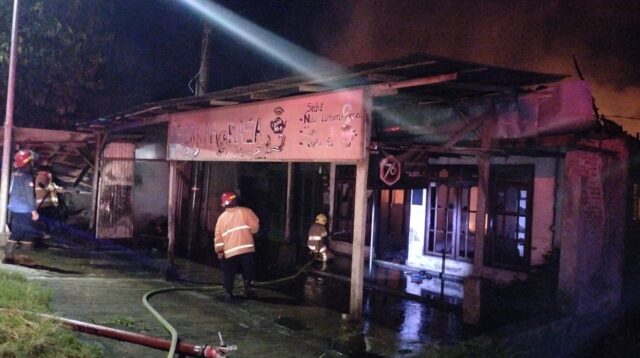 Caption: Unit damkar dari pos Pare setelah memadamkan toko dan rumah yang terbakar akibat korsleting listrik, Minggu (13/7/2025). Dock : Pos Pare.