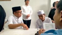 Caption : Menko Pembangunan Manusia dan Kebudayaan (PKM) RI, Prof. Dr. Pratikno, didampingi oleh Wakil Gubernur Jatim, Emil Elestianto Dardak, saat melihat santri Al-Falah Ploso, melaksanakan pemeriksaan kesehatan gratis, Minggu (13/7/2025). Dok : M Nasrul.
