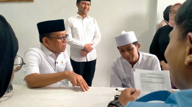 Caption : Menko Pembangunan Manusia dan Kebudayaan (PKM) RI, Prof. Dr. Pratikno, didampingi oleh Wakil Gubernur Jatim, Emil Elestianto Dardak, saat melihat santri Al-Falah Ploso, melaksanakan pemeriksaan kesehatan gratis, Minggu (13/7/2025). Dok : M Nasrul.