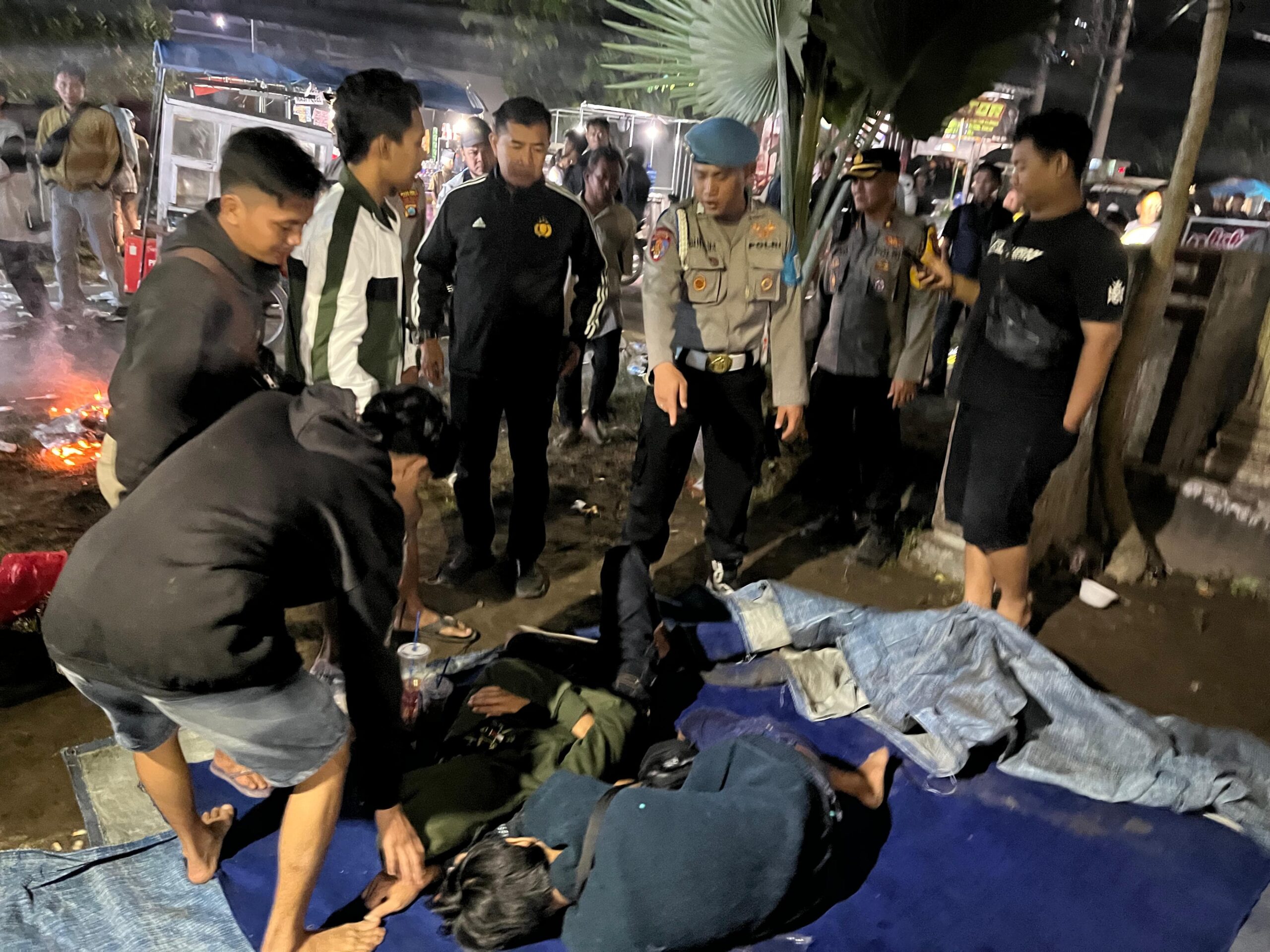 Caption : Pihak Kepolisian yang berpatroli di tempat berlangsungnya karnaval sound horeg di Desa Duwet, untuk berhentikan, Sabtu (19/7/2025). Dock : Polres Kediri.