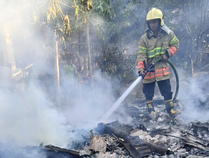 Caption : Petugas pemadam kebakaran Kabupaten Kediri, secara bergantian memadamkan api di rumah Siti Chotijah, Kecamatan Plosoklaten, Minggu (20/7/2025). Dock : Kaleb (Plt. Kasatpol PP Kabupaten Kediri) ‎