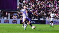Pemain Persik Kediri berhadapan dengan pemain Asian Warior (Foto: Media Oficial Persik Kediri)