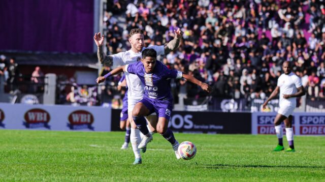 Pemain Persik Kediri berhadapan dengan pemain Asian Warior (Foto: Media Oficial Persik Kediri)