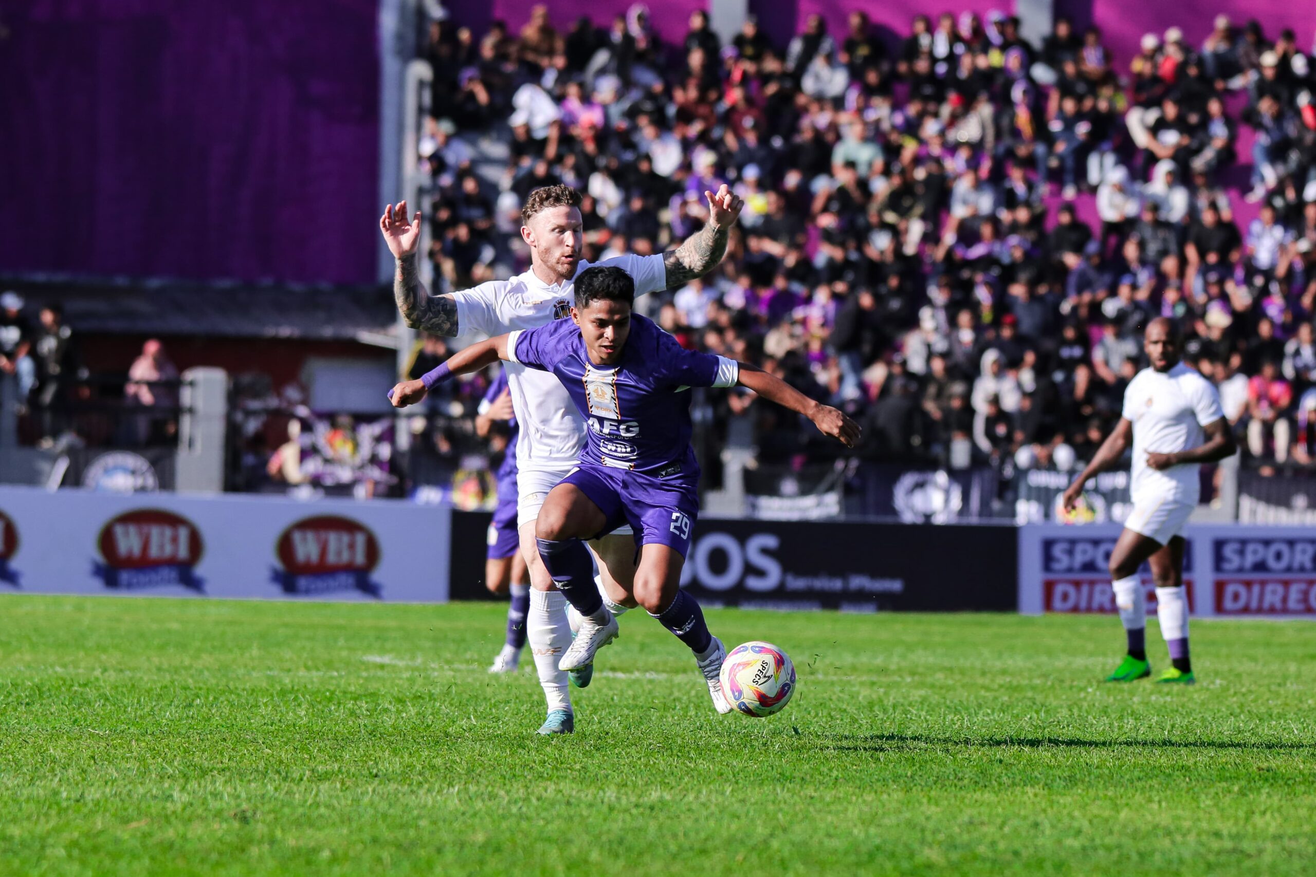 Pemain Persik Kediri berhadapan dengan pemain Asian Warior (Foto: Media Oficial Persik Kediri)
