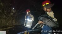 Caption : Petugas pemadam kebakaran setelah menjinakkan si jago merah di Desa Darungan, Kecamatan Pare, Minggu (20/7/2026) petang. Dock : Plt. Kasatpol PP.