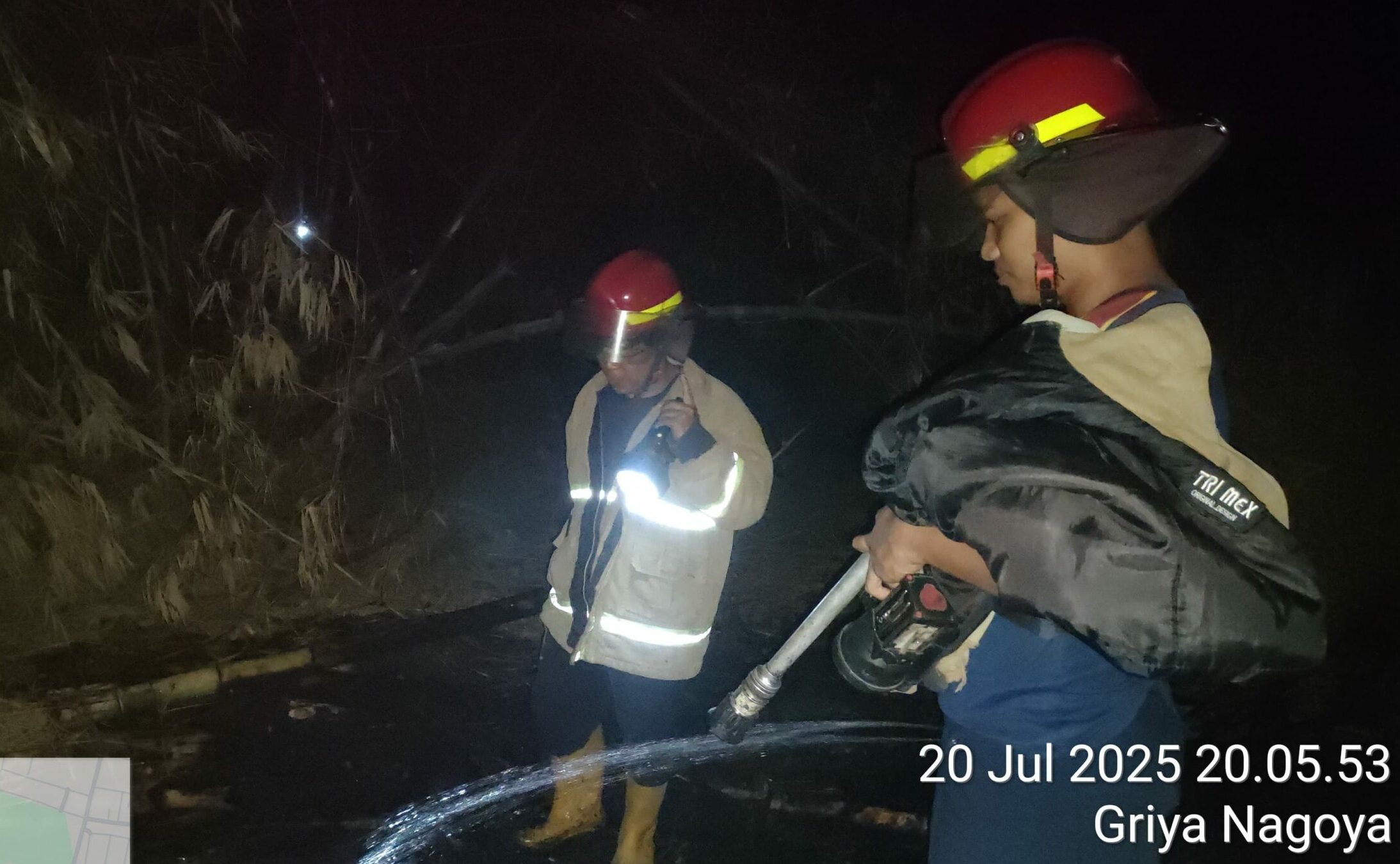 Caption : Petugas pemadam kebakaran setelah menjinakkan si jago merah di Desa Darungan, Kecamatan Pare, Minggu (20/7/2026) petang. Dock : Plt. Kasatpol PP.