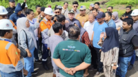 Akhmed Reza Fachlevi, Wakil Ketua Komisi III DPRD Kalimantan Timur, saat memimpin peninjauan lapangan ke lokasi longsor di Kilometer 28, Desa Batuah, Kutai Kartanegara