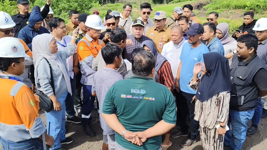 Akhmed Reza Fachlevi, Wakil Ketua Komisi III DPRD Kalimantan Timur, saat memimpin peninjauan lapangan ke lokasi longsor di Kilometer 28, Desa Batuah, Kutai Kartanegara