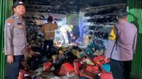 Caption : Petugas dari pihak Kepolisian Sekitar Kunjang, Kabupaten Kediri, saat melakukan olah tempat kejadian perkara (TKP) di ruko pasar Kunjang, milik Sundawa, Minggu (3/8/2025). Dok : Polsek Kunjang.
