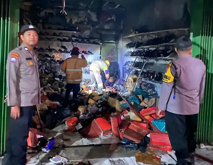 Caption : Petugas dari pihak Kepolisian Sekitar Kunjang, Kabupaten Kediri, saat melakukan olah tempat kejadian perkara (TKP) di ruko pasar Kunjang, milik Sundawa, Minggu (3/8/2025). Dok : Polsek Kunjang.