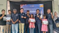Caption : Pemberian sertifikat program Indonesia pintar (PIP) secara simbolis kepada siswa kurang mampu di Kelurahan Semampir, Kota Kediri, Minggu (3/7/2025). Dock : MNasrul/Metaranews.co