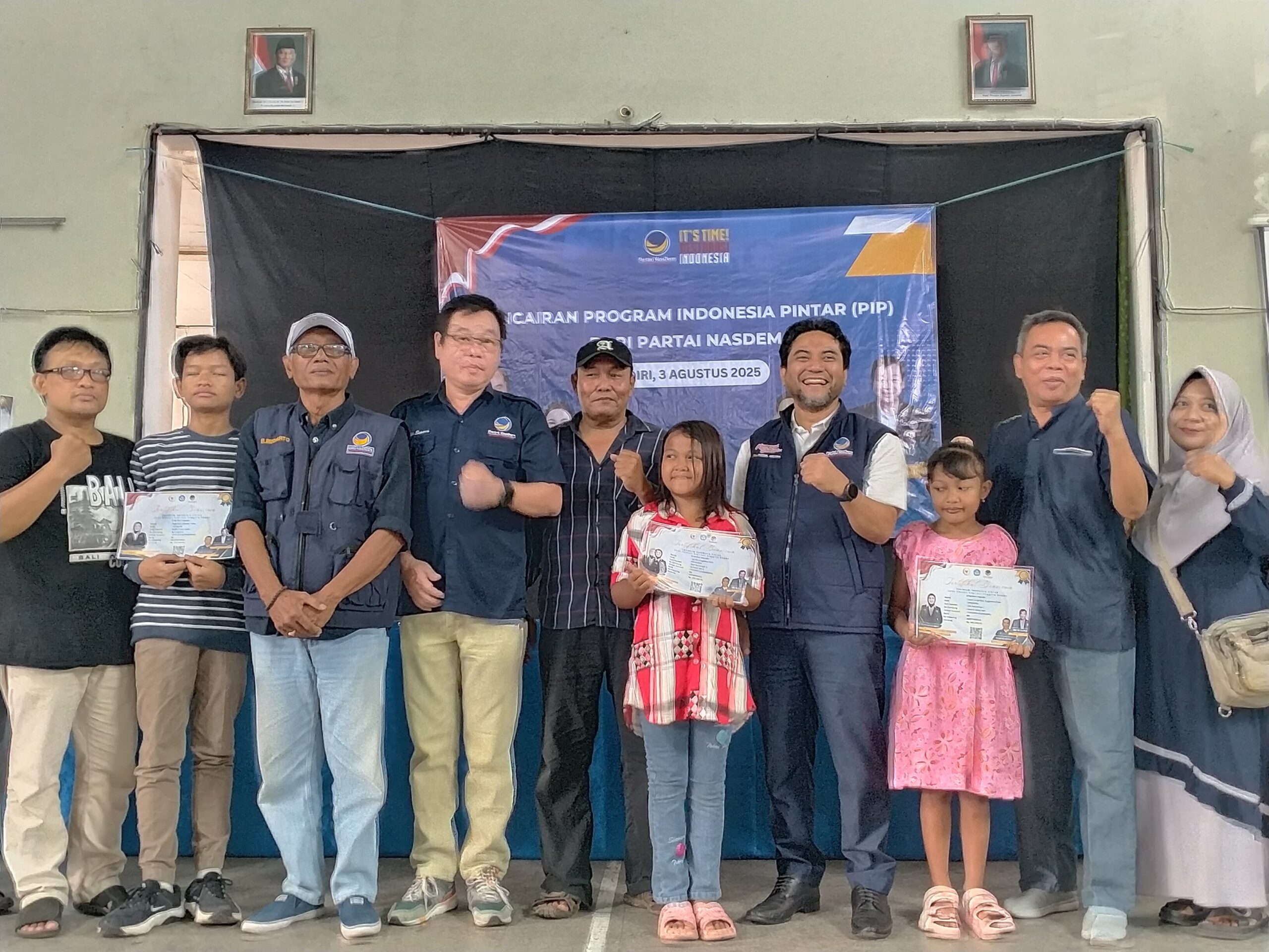 Caption : Pemberian sertifikat program Indonesia pintar (PIP) secara simbolis kepada siswa kurang mampu di Kelurahan Semampir, Kota Kediri, Minggu (3/7/2025). Dock : MNasrul/Metaranews.co