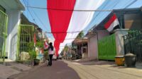 Foto: Bendera sepanjang 480 meter dipasang warga sepanjang gang sambut HUT RI ke 80 (Darman/Metaranews)