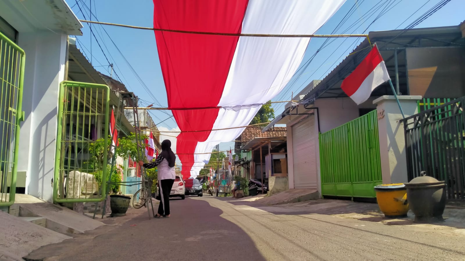 Foto: Bendera sepanjang 480 meter dipasang warga sepanjang gang sambut HUT RI ke 80 (Darman/Metaranews)