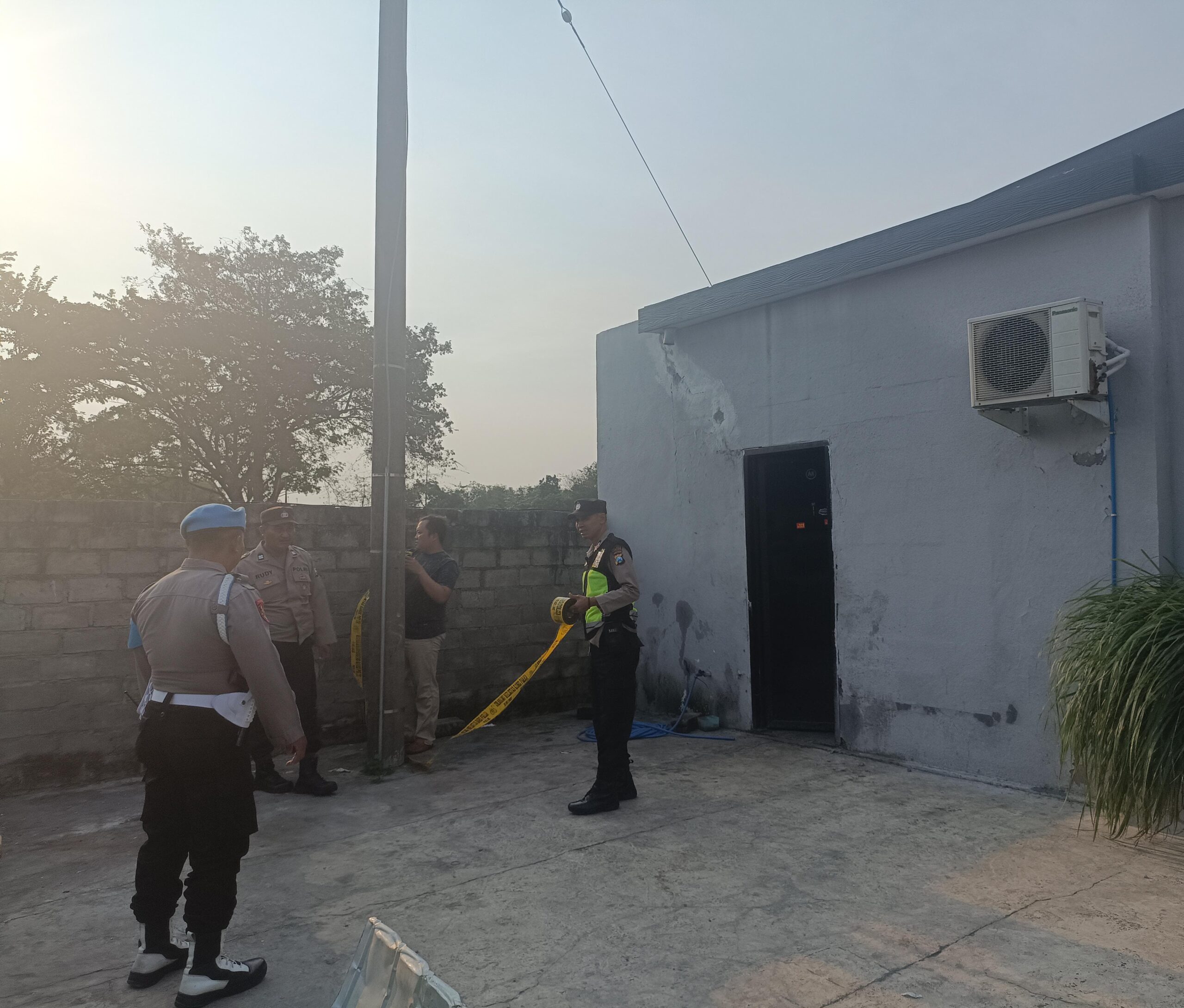 Olah TKP di salah satu Cafe di Kabupaten Kediri (istimewa)