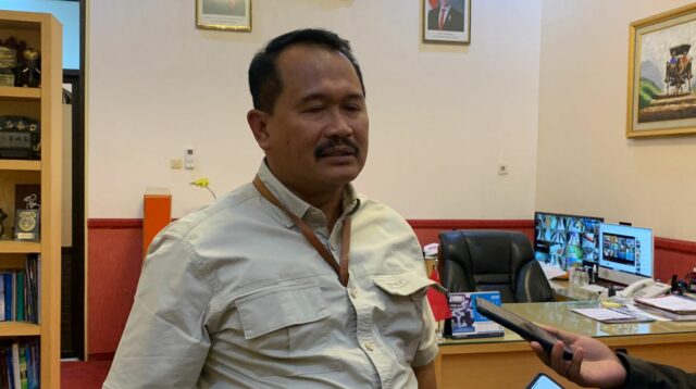 Direktur Polije, Syaiful Anwar, diwawancarai media. (Foto: Dyah Kusuma/Metaranews.co)