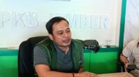 Ketua DPC PKB Jember diwawancarai media. (Foto: Dyah Kusuma/Metaranews.co)