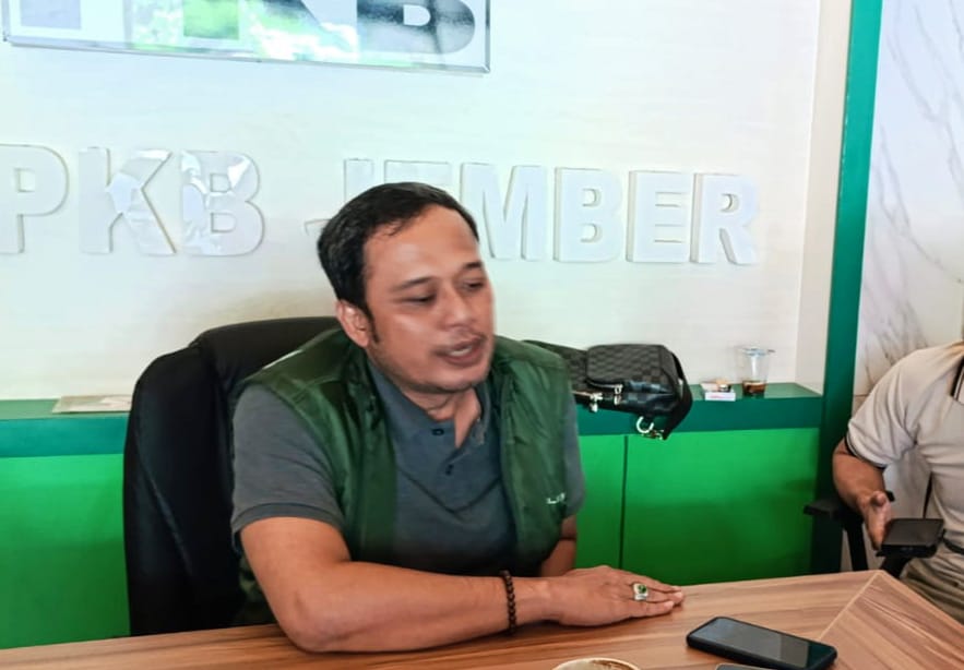 Ketua DPC PKB Jember diwawancarai media. (Foto: Dyah Kusuma/Metaranews.co)