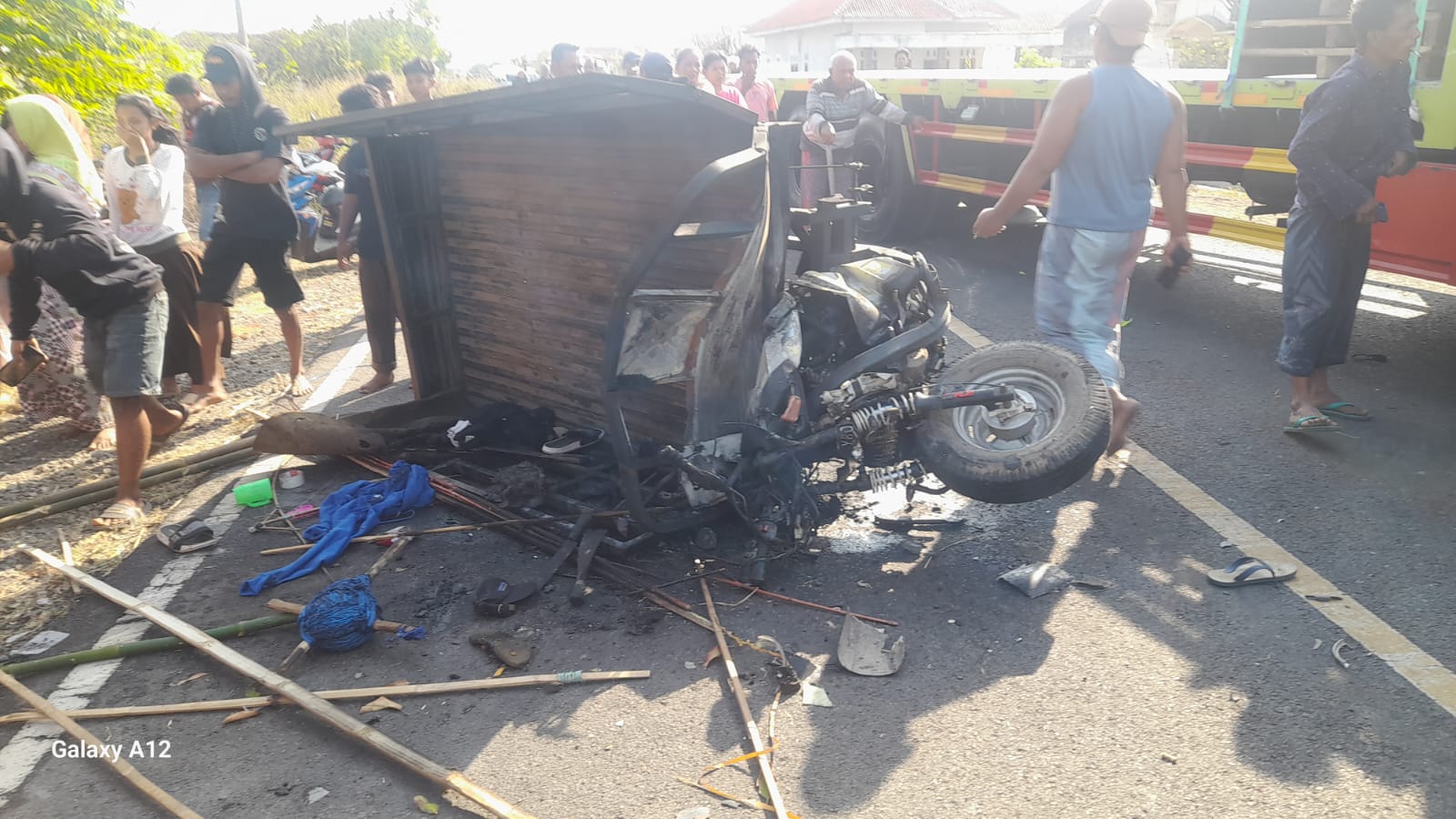 Motor Tossa terguling usai tabrak truk, Sabtu (16/8/2025). (Foto: Dok/Kasatlantas Polres Jember)