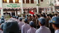 Foto: ribuan santri ponpes wali barokah mengelar upacara bendera memperingati HUT RI ke 80 di halaman pondok.