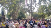 Caption : Pengibaran bendera merah putih di rumah masa kecil sang proklamator Republik Indonesia, Ir. Soekarno di situs Ndalem Pojok, Kediri, Minggu (17/8/2025). Dock : MNasrul/Metaranews.co.