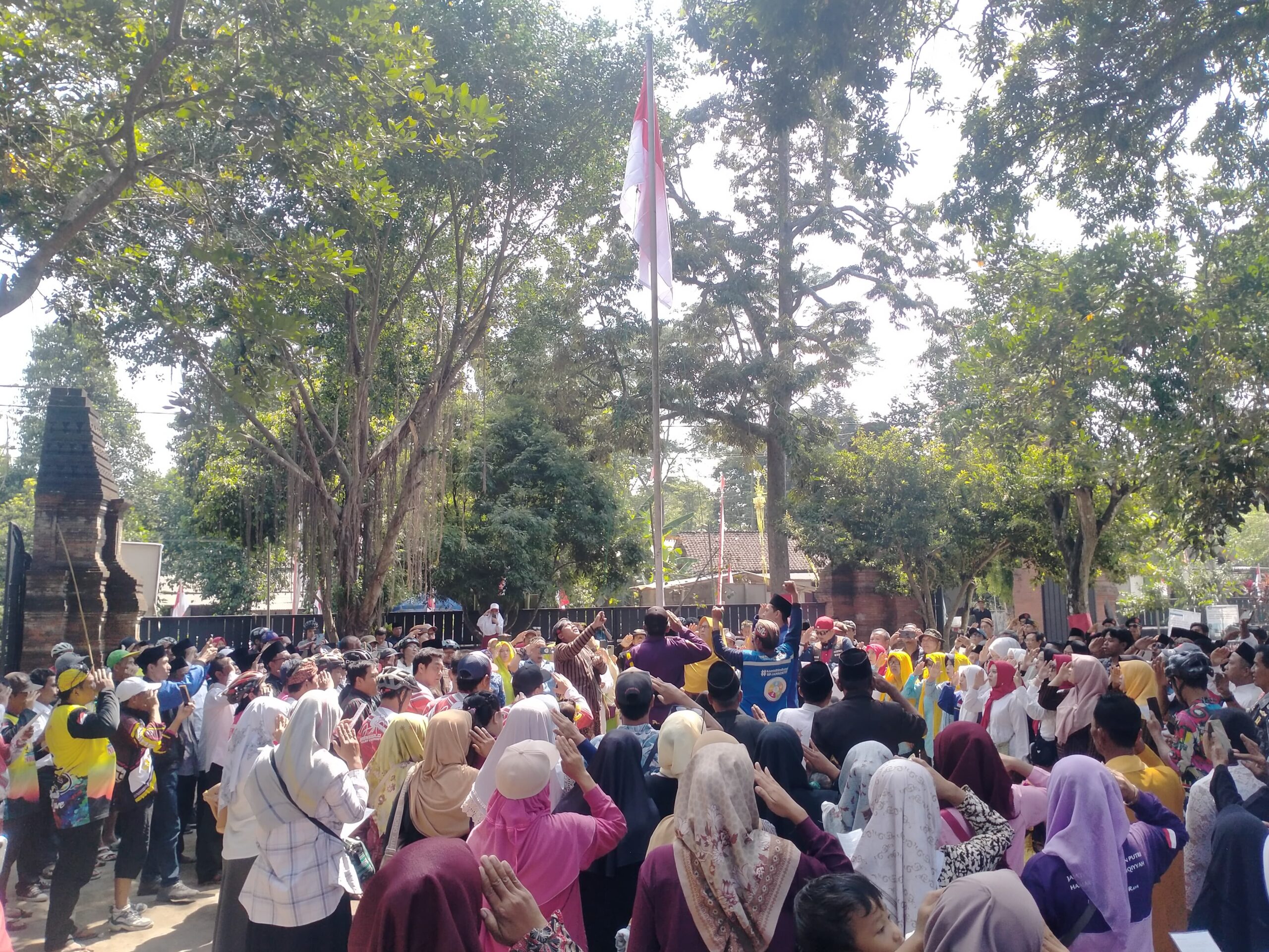 Caption : Pengibaran bendera merah putih di rumah masa kecil sang proklamator Republik Indonesia, Ir. Soekarno di situs Ndalem Pojok, Kediri, Minggu (17/8/2025). Dock : MNasrul/Metaranews.co.