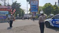 Caption : Penghormatan kepada bendera Merah-putih di persimpangan jalan raya Masjid An-Nur, Kecamatan Pare, Kabupaten Kediri, Minggu (17/8/2025). Dock : MNasrul/Metaranews.co.