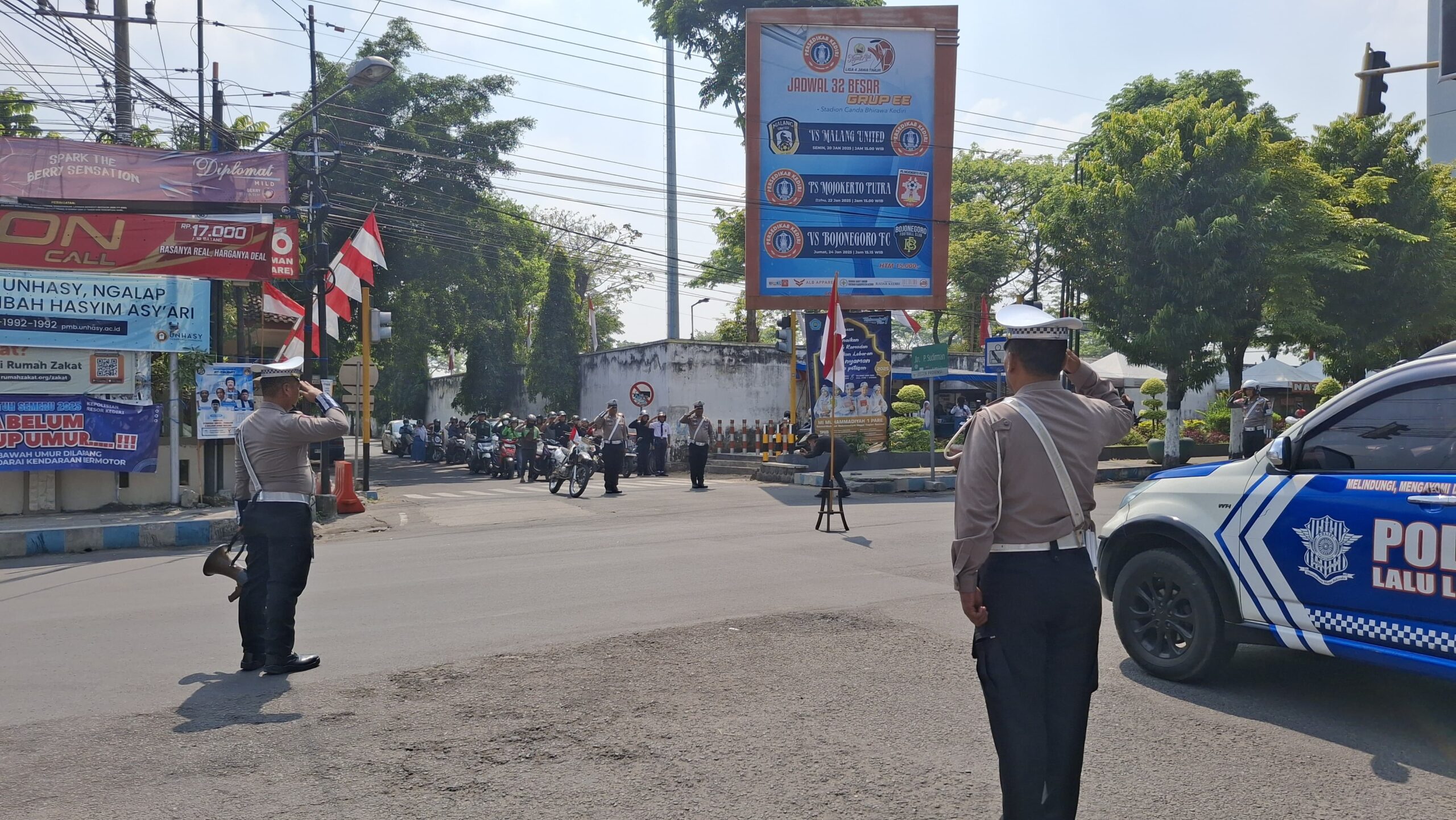 Caption : Penghormatan kepada bendera Merah-putih di persimpangan jalan raya Masjid An-Nur, Kecamatan Pare, Kabupaten Kediri, Minggu (17/8/2025). Dock : MNasrul/Metaranews.co.
