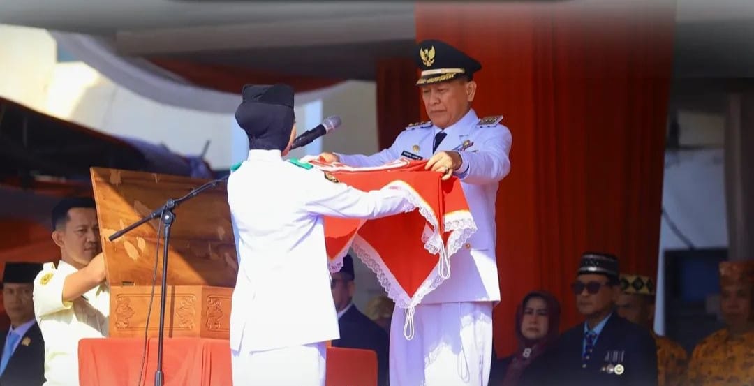 Caption: Bupati dan wakil Bupati Tulang Bawang dalam rangka HUT RI ke-80 Lakukan upacara Pengibaran bendera merah putih(Poto: Kominfo Tulang Bawang)