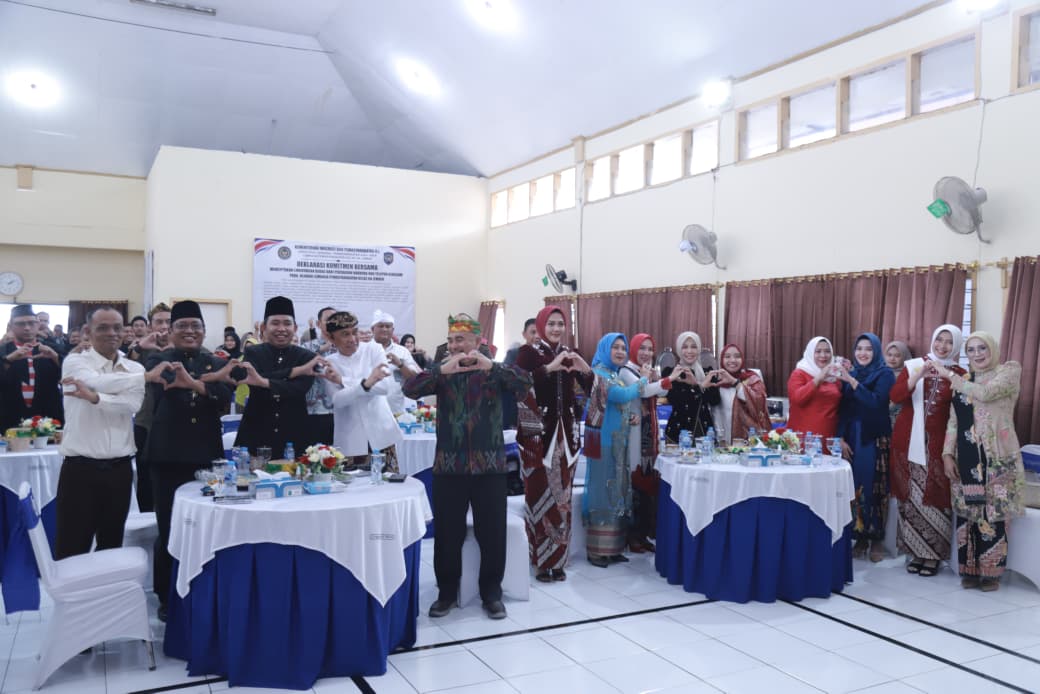 Gus Fawait foto bersama stakeholder dan warga binaan Lapas Jember, Minggu (17/8/2025). (Foto: Dok/Diskominfo Jember - Metaranews.co)