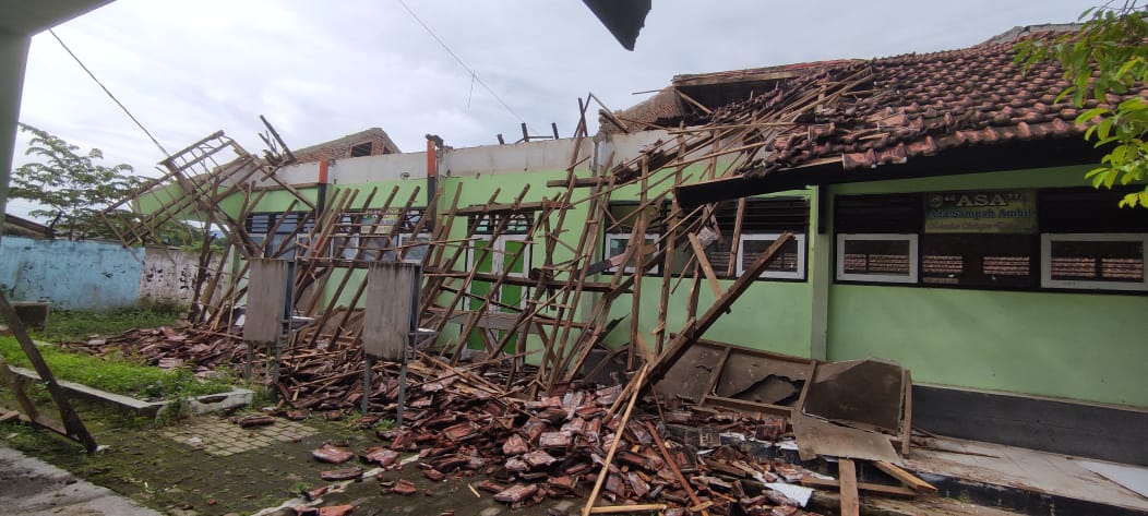 Salah satu sekolah di Jember yang rusak parah. (Foto: Dyah Kusuma/Metaranews.co)