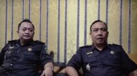 Kepala Seksi Intelejen (kanan), Agung Wibowo, diwawancarai media. (Foto: Dyah Kusuma/Metaranews.co)
