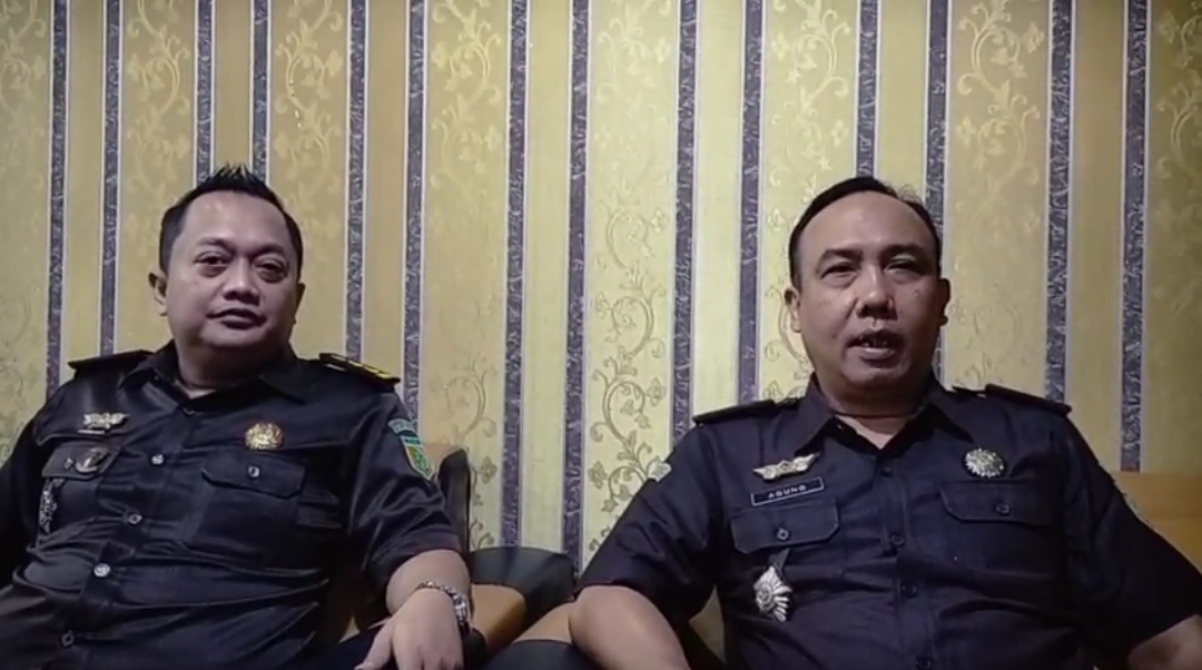 Kepala Seksi Intelejen (kanan), Agung Wibowo, diwawancarai media. (Foto: Dyah Kusuma/Metaranews.co)
