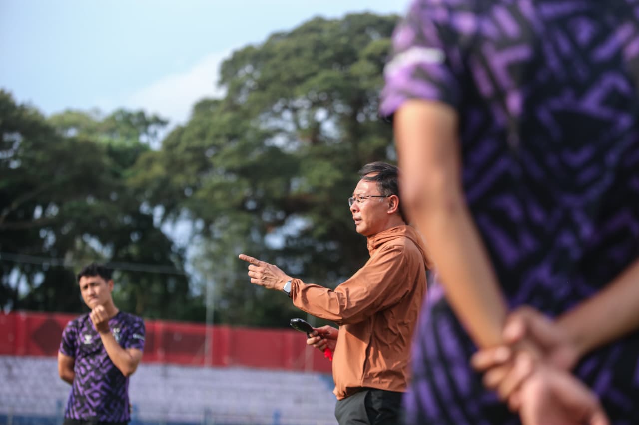 Pelatih Persik Kediri saat dan Tim saat sesi latihan