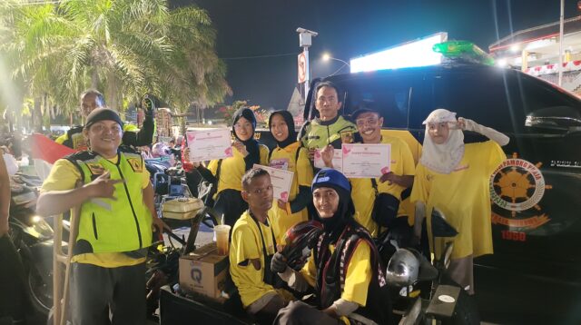 Peserta Tajemtra 2025 berfoto di area Alun-alun Jember, Sabtu (23/8/2025) malam. (Foto: Dyah Kusuma/Metaranews.co)