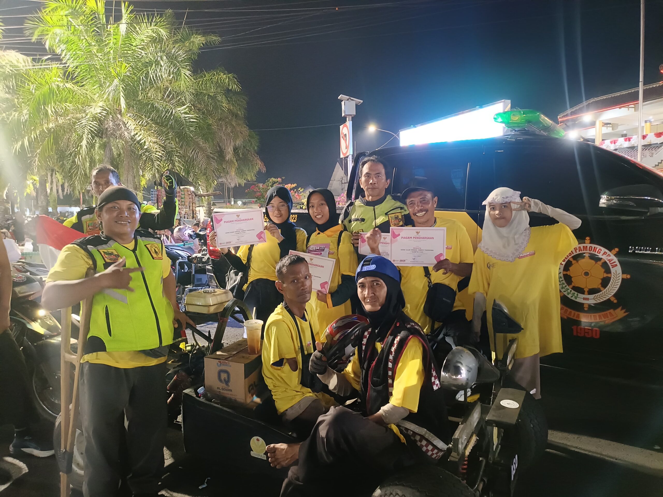Peserta Tajemtra 2025 berfoto di area Alun-alun Jember, Sabtu (23/8/2025) malam. (Foto: Dyah Kusuma/Metaranews.co)