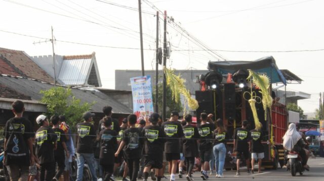 Caption : Pelaksanaan parade "Sound Horeg" di Desa Tunglur, Kecamatan Badas, Kabupaten Kediri, hingga ke akses utama jalan provinsi, Minggu (24/8/2025). Dock MNasrul/Metaranews.co.