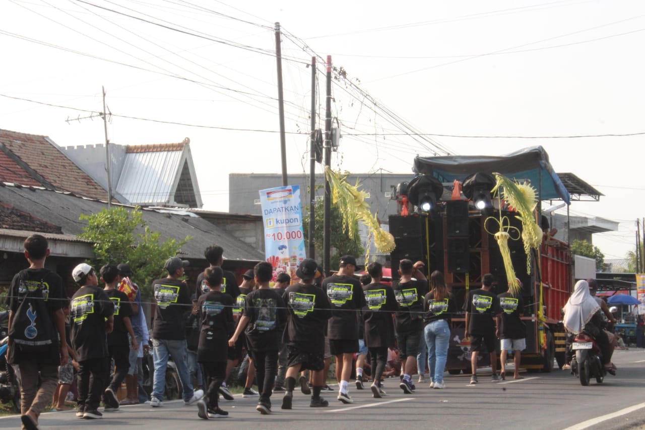 Caption : Pelaksanaan parade "Sound Horeg" di Desa Tunglur, Kecamatan Badas, Kabupaten Kediri, hingga ke akses utama jalan provinsi, Minggu (24/8/2025). Dock MNasrul/Metaranews.co.