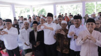 Gus Fawait foto bersama para guru ngaji di balai Desa Darsono, Sabtu (30/8/2025). (Foto: Dok/Diskominfo Jember)