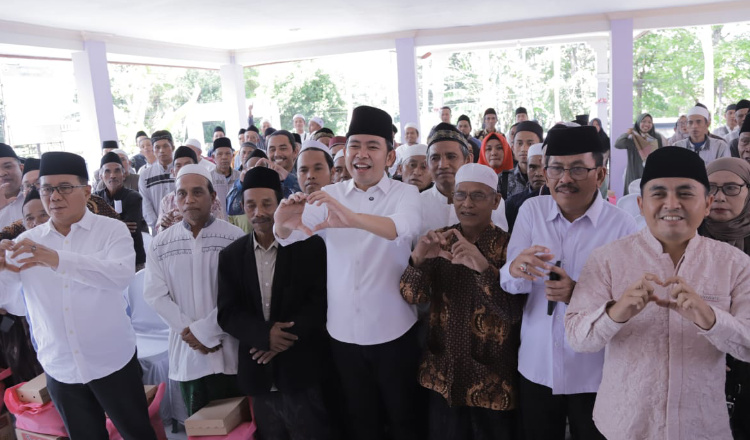 Gus Fawait foto bersama para guru ngaji di balai Desa Darsono, Sabtu (30/8/2025). (Foto: Dok/Diskominfo Jember)