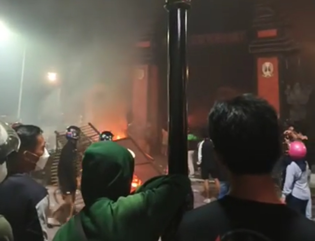 Situasi di depan Kompleks Pemerintahan Kabupaten Kediri (Ubaidhillah/Metaranews)