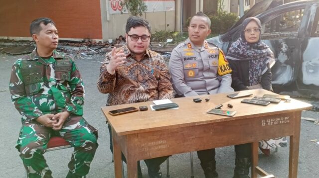 Bupati Kediri, kapolres Kediri, Dandim 0809 Kediri dan Wakil Bupati Kediri saat menggelar konferensi pers (Darman/Metara)