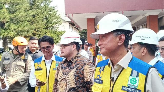 Foto: Menteri PU, Dody Hanggodo saat ditemani ketua DPRD dan wali kota Kediri sidak gedung DPRD Kota Kediri (Darman/Metara)