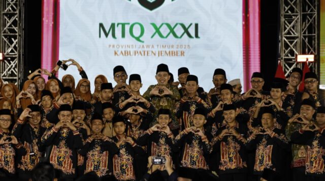 Bupati Jember dan pemenang MTQ XXXI foto bersama, Jumat (19/9/2025) malam. (Foto: Dok/Diskominfo Jember)
