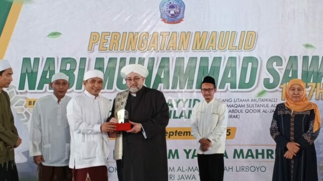 Foto: Al-Sheikh Al-Sayyid Afeefuddin Al-Jaelani saat mendapat cindera mata dari KH Reza Ahmad Zahid dan Gubernur Khofifah Indar Parawangsa (Darman/Metaranews)