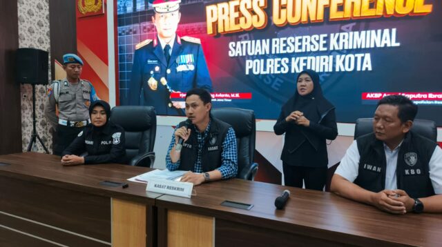 Kasat Reskrim Polres Kediri Kota saat melakukan kenferensi pers di Mapolres Kediri Kota (Ubaidhillah/Metaranews)
