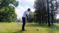 Pegolf melakukan drive di Padang Golf Glantangan, Sabtu (13/9/2025). (Foto: Dyah Kusuma/Metaranews.co)