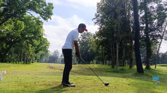 Pegolf melakukan drive di Padang Golf Glantangan, Sabtu (13/9/2025). (Foto: Dyah Kusuma/Metaranews.co)