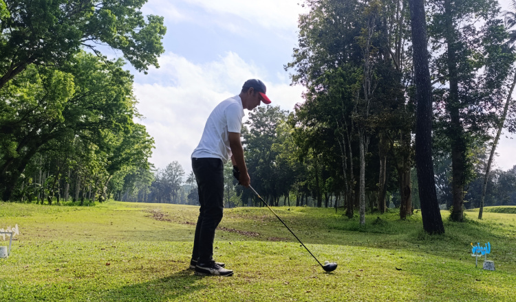 Pegolf melakukan drive di Padang Golf Glantangan, Sabtu (13/9/2025). (Foto: Dyah Kusuma/Metaranews.co)
