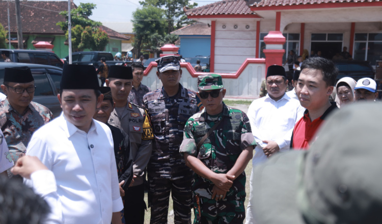 Gus Fawait, perwakilan PT Imasco, dan stakeholder terkait bersiap meninjau Alun-alun Puger, Sabtu (18/10/2025). (Foto: Dok/Diskominfo Jember)